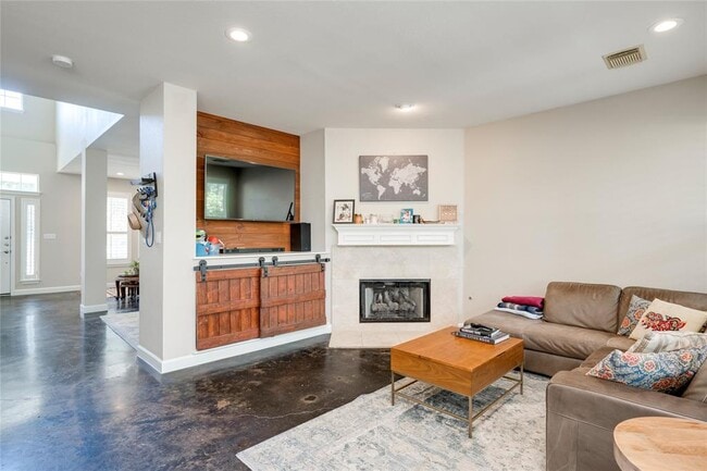 Building Photo - 2729 Kinney Oaks Ct