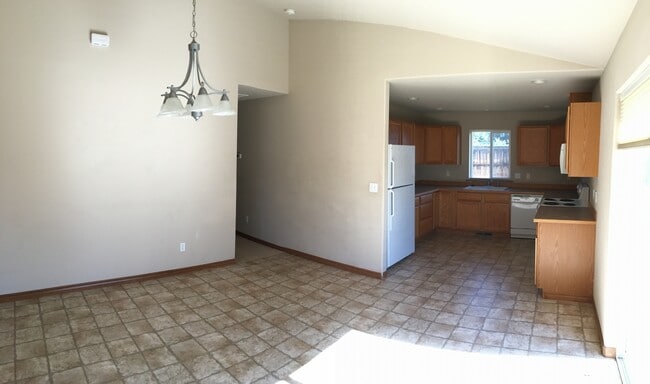Building Photo - Spacious 3 Bed / 2 Bath - First Month's Rent Half-Off