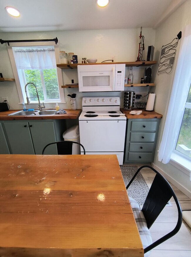 Building Photo - 16751 Salmonberry Rd