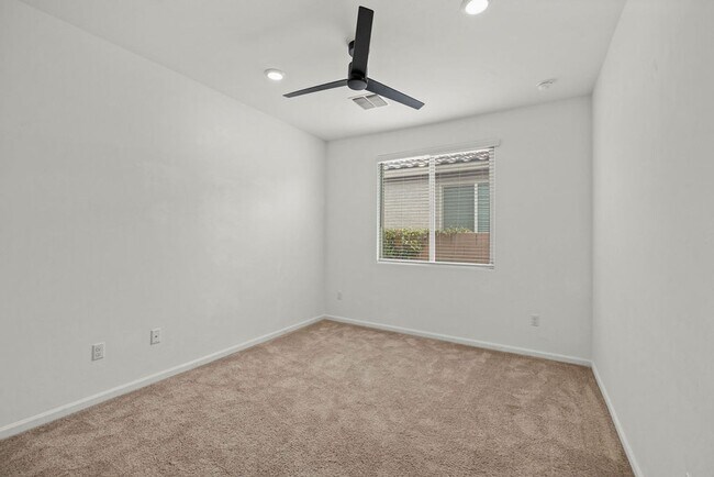 Building Photo - Beautiful 3 Bedroom Home in La Estancia & ...