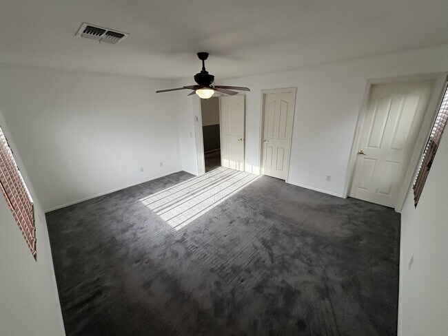 Building Photo - Convenient Location Three bedroom 2.5 baths 2 car garage