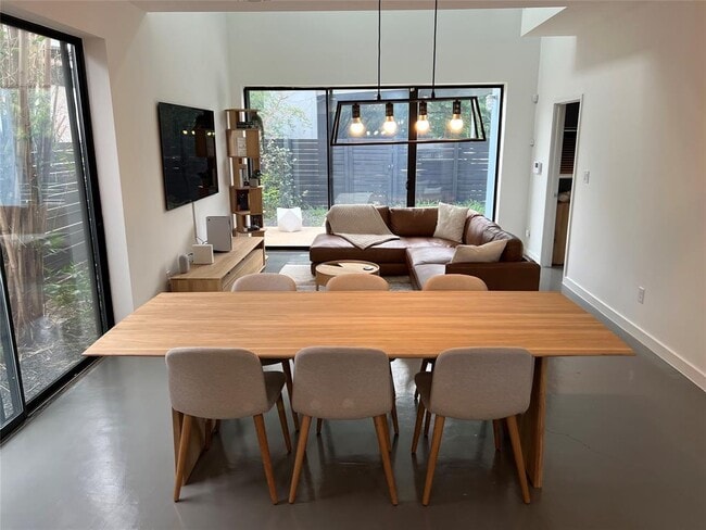 Building Photo - 1105 Altum St