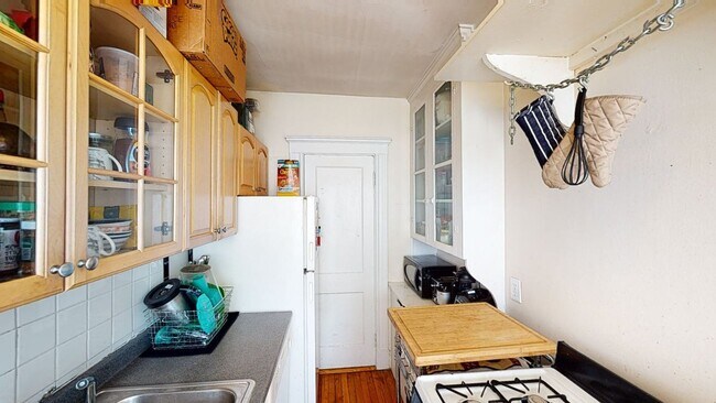 Building Photo - Beautiful spacious penthouse unit with great location in Allston available NOW!!