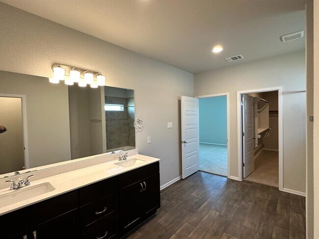 Building Photo - 611 Running Creek Dr