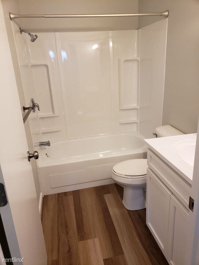 Building Photo - 2 br, 1.5 bath Townhome - 1451 S Center Rd