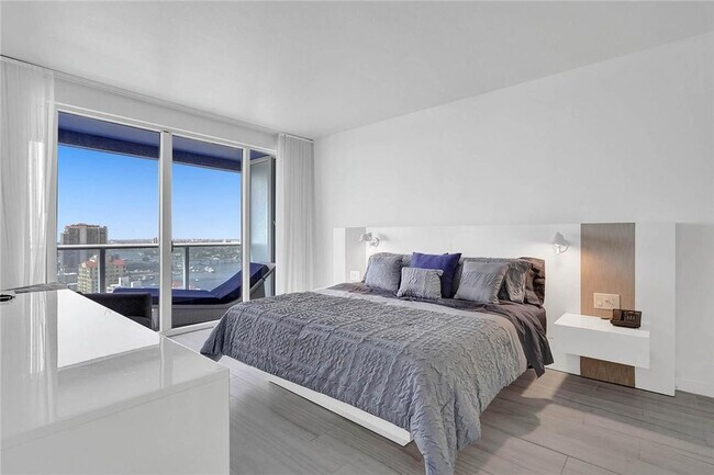 Building Photo - 3101 Bayshore Dr