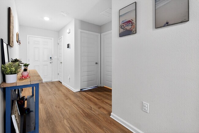 Building Photo - 727 Quintana St