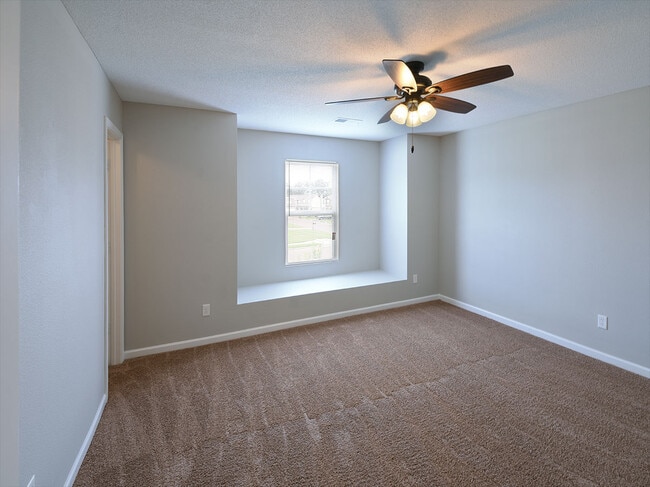 Building Photo - 3 bedroom 2.5 bath over 2,200 sq feet near Hacks Cross and Shelby Dr