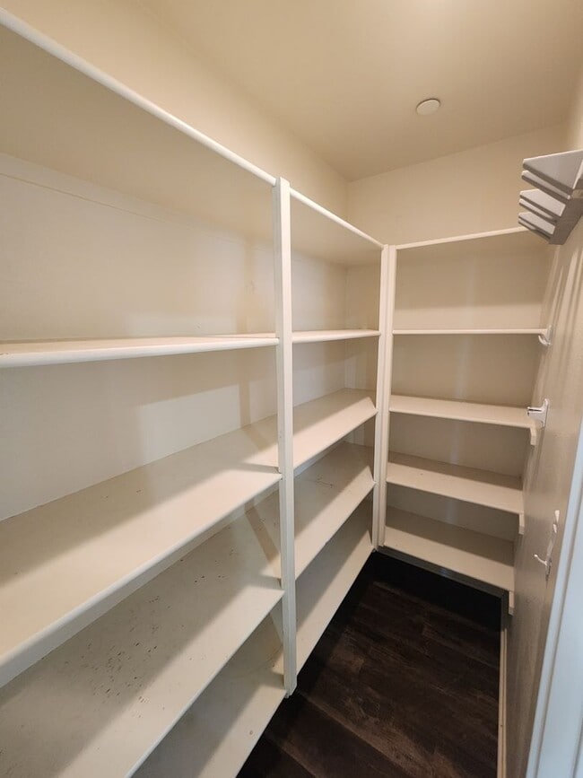 Building Photo - Gorgeous two bedroom home with 2.5 bathroo...
