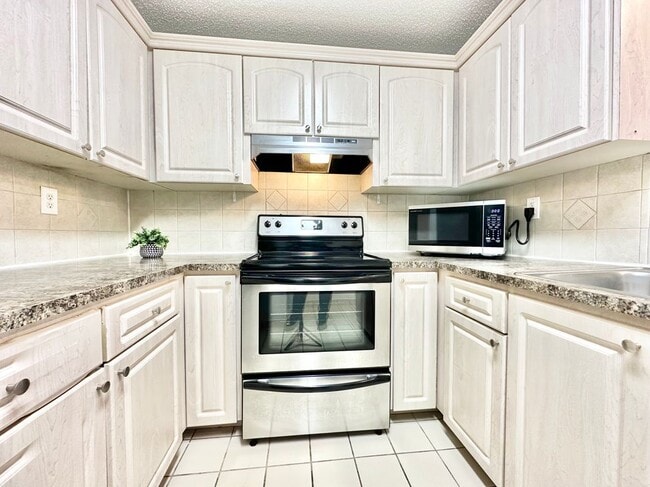 Building Photo - 351 Palm Way