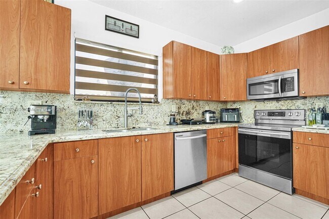 Building Photo - 5040 SW 159th Ave