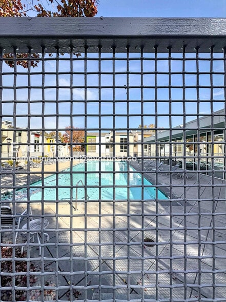 Building Photo - 1273 MacKintosh pknw