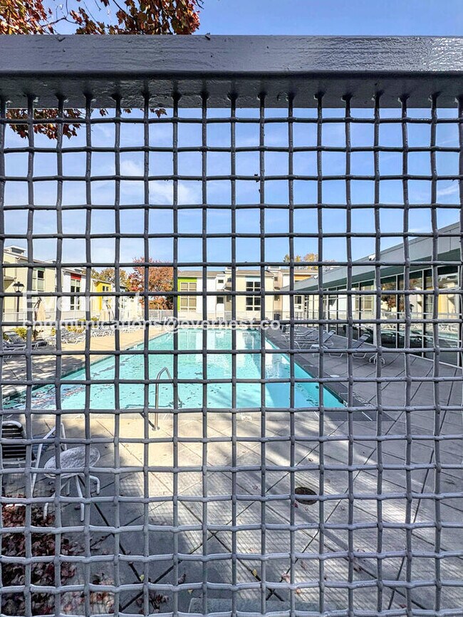 Building Photo - 2 Bed/2.5 Bath Townhome with Garage - 18 M...