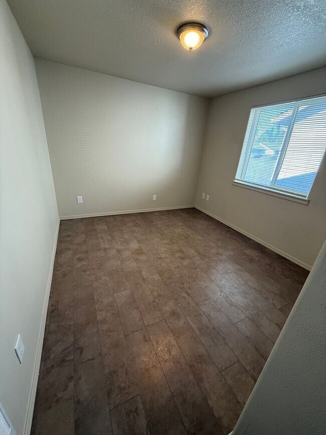 Building Photo - 3 Bedroom/2.5 Bath Home in the Carter Park...