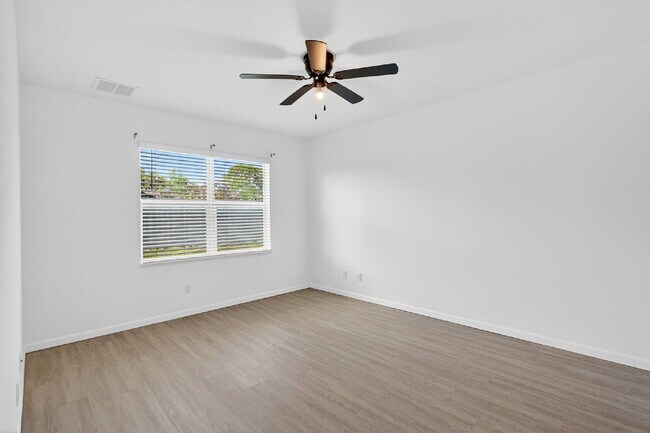 Building Photo - Renovated 4 Beds 2 Baths Single Family on Over a QTR Acre lot | Huge Yard