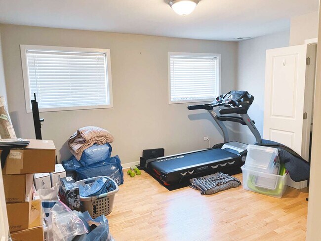 Building Photo - 6125 N Clark St