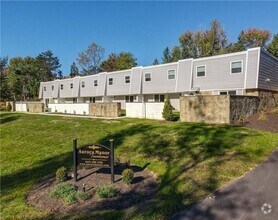 Building Photo - 2 bedroom, 1.5 bath townhome in Franklin Park