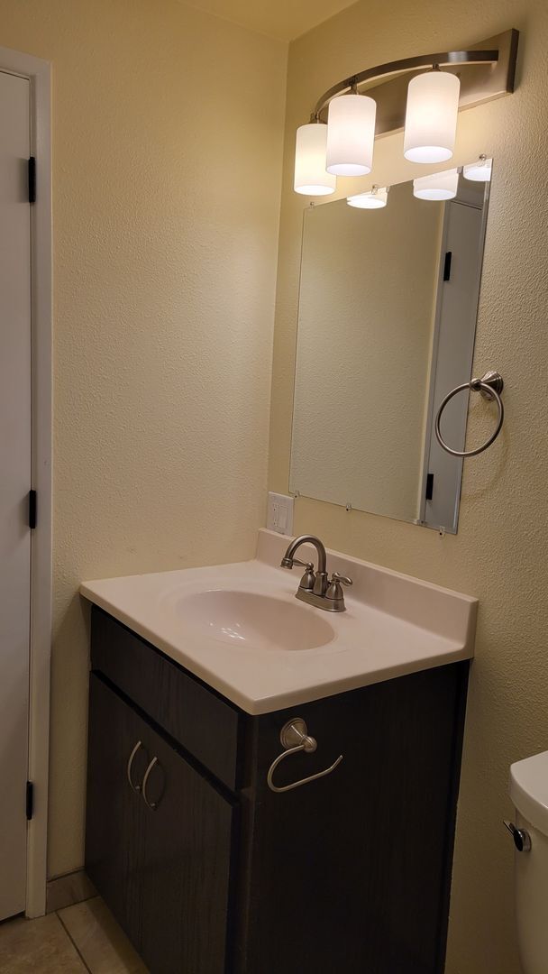 Building Photo - Beautiful 3 bed 2 bath in Springfield with...