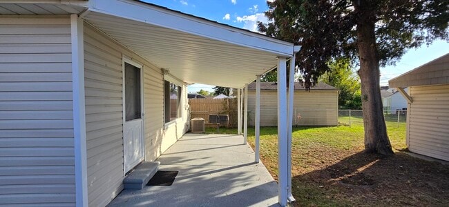 Building Photo - 4924 Hipp St