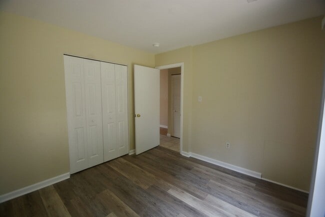 Building Photo - Great - 1 BEDROOM - Bright Open Floor Plan !!