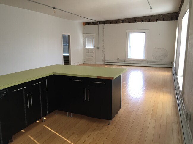 Building Photo - 844 N Gould St