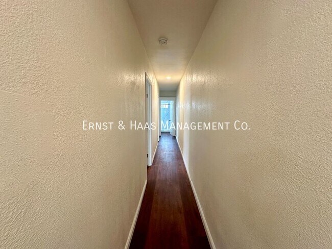 Building Photo - Fantastic 3 Bedroom Duplex Near Poly High ...