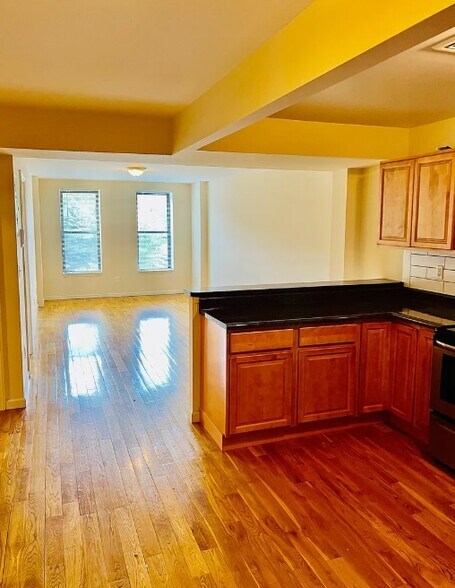 Building Photo - 147 Main St