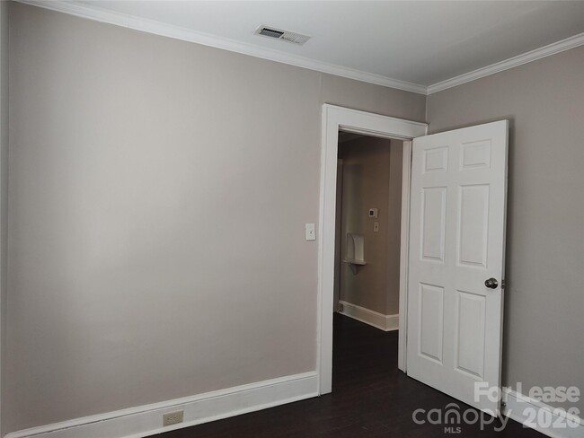 Building Photo - 1405 Shamrock Dr
