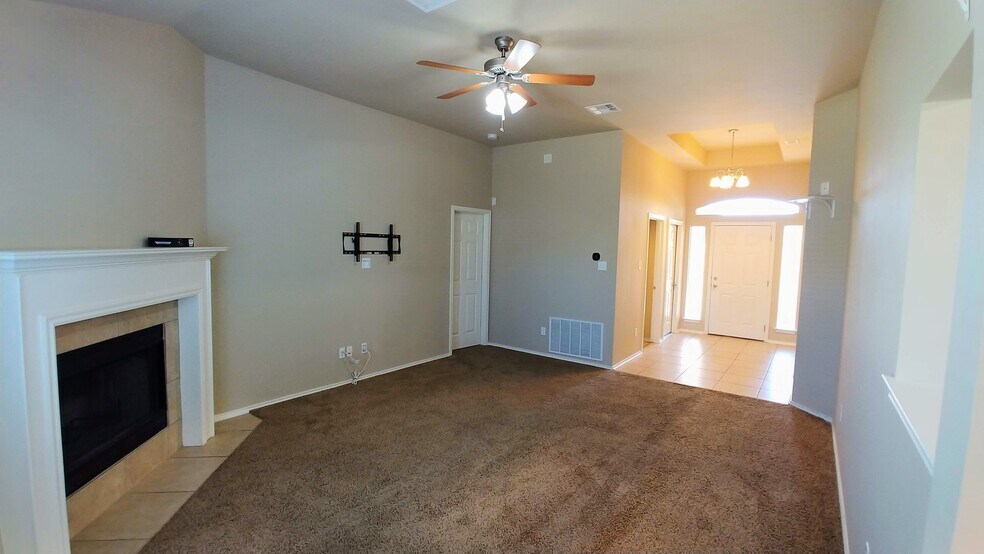 Living and Entry - 1206 Abbey Rdg