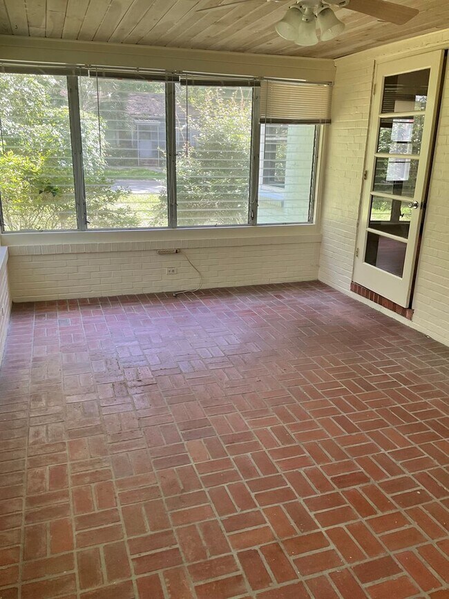 Building Photo - Great Home within Walking Distance to Campus.