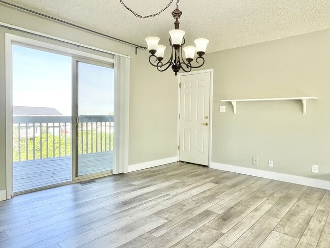 Building Photo - Gorgeous Home with Stunning Views!
