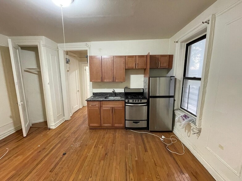 Building Photo - 142 W 238th St