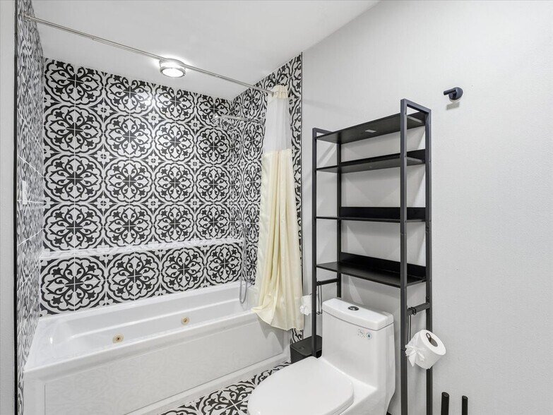 Building Photo - 7010 Lakeshore Dr