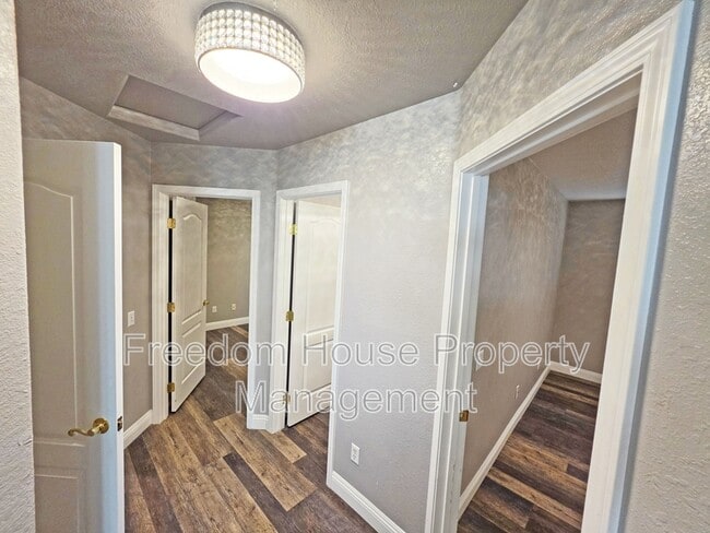 Building Photo - 3630 E Vineyard Dr N