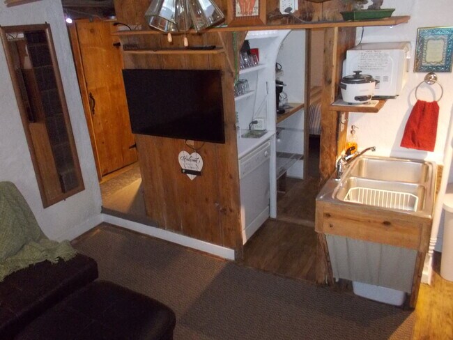 Building Photo - 256 Derby Ave