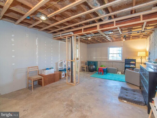 Building Photo - 33 Lisa Ct
