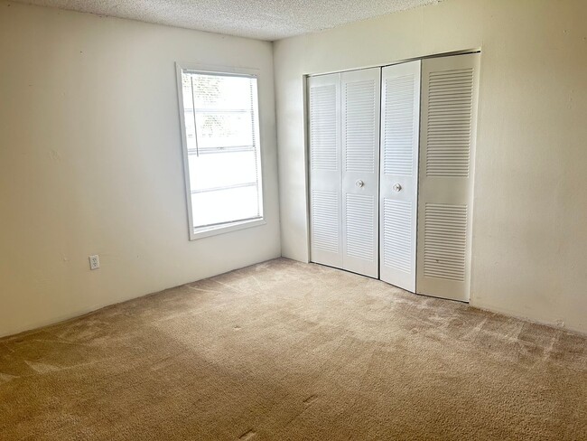 Building Photo - Available Mid April - Lovely 2/2 in in Alt...