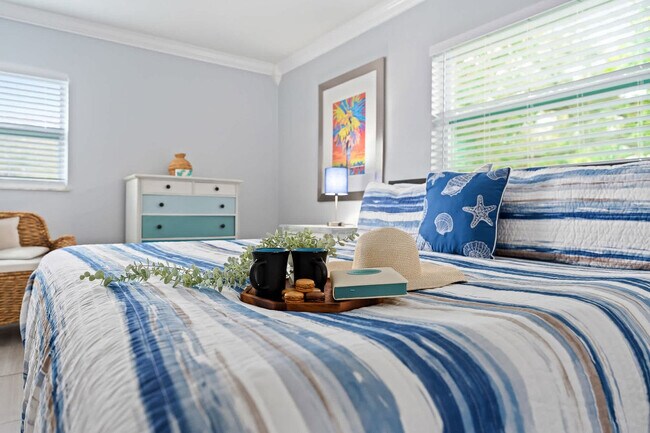 Building Photo - 1341 Bayview Dr