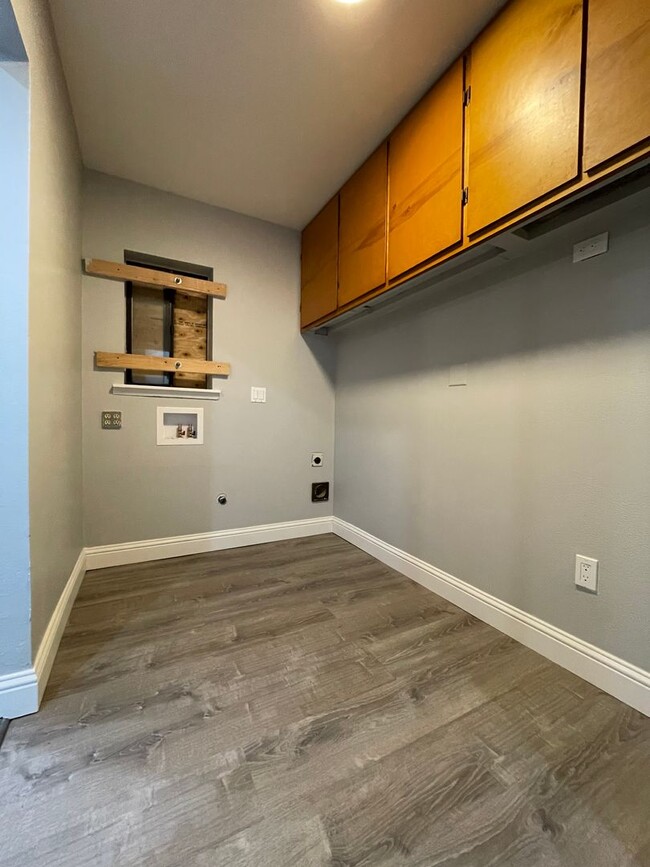 Building Photo - Newly Remodeled 2-Bedroom Home in Sacramento!