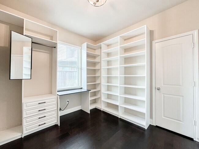 Building Photo - 10 Pilot Rock Pl