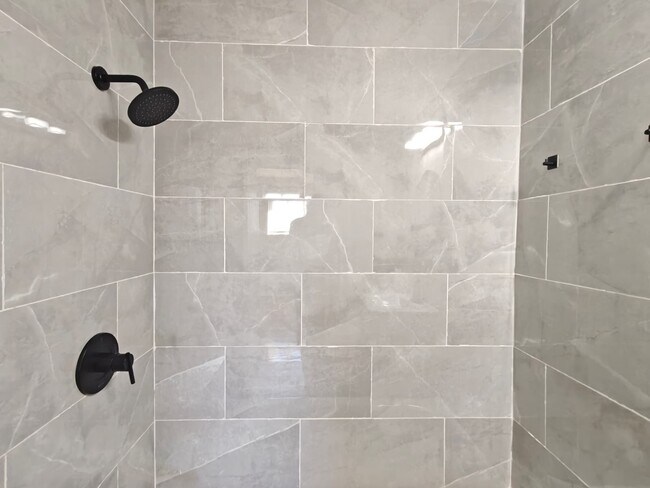 Building Photo - 7108 Oxford Ave