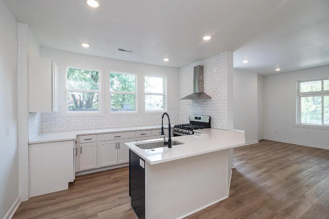 Building Photo - 2328 St James Ave
