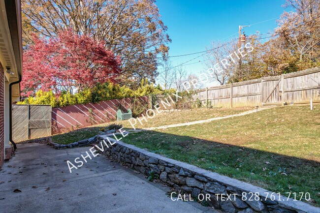 Building Photo - 8 Enka Oak St