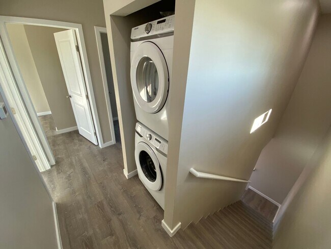 Building Photo - 4 BD 2 BR Unit, Tipton St