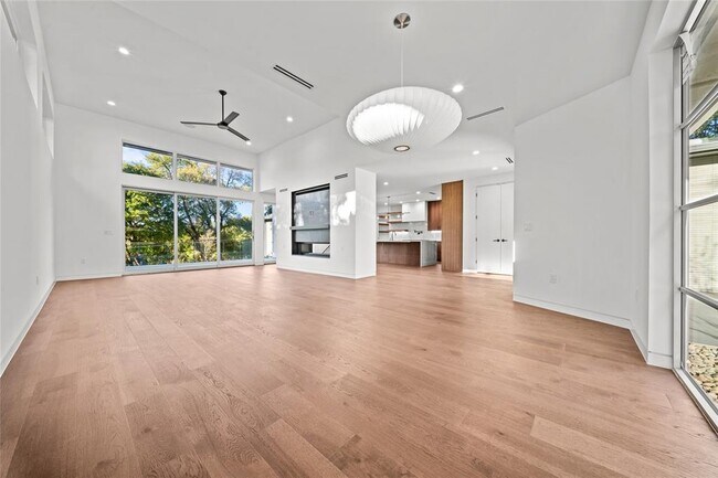 Building Photo - 2904 Westhill Dr