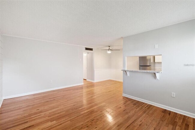 Building Photo - 320 Lakeview St