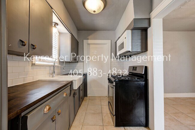 Building Photo - Charming 2-Bed, 1-Bath Upstairs Duplex Near the Paseo District