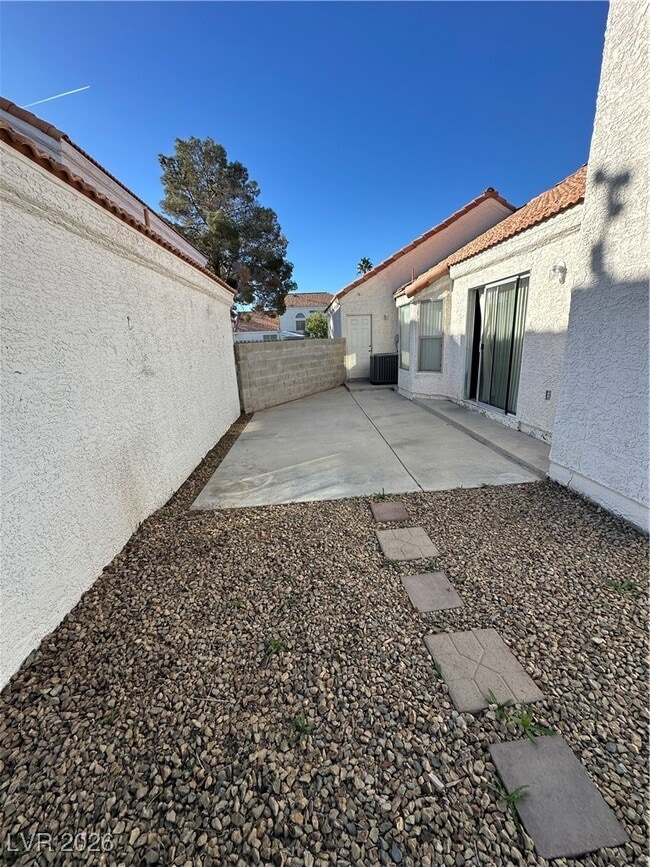 Building Photo - 2120 Running River Rd