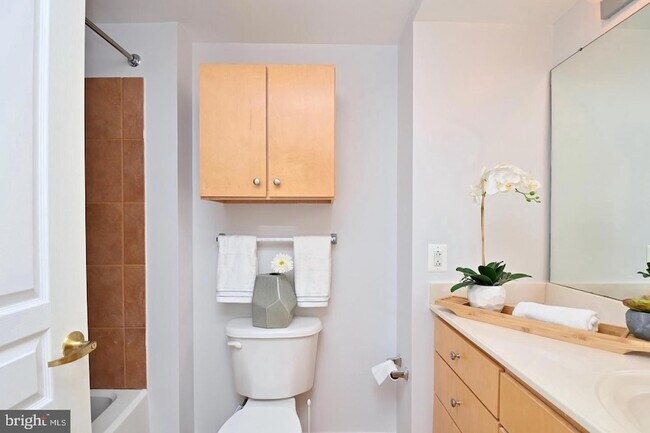 Building Photo - 616 E Street NW Unit 449