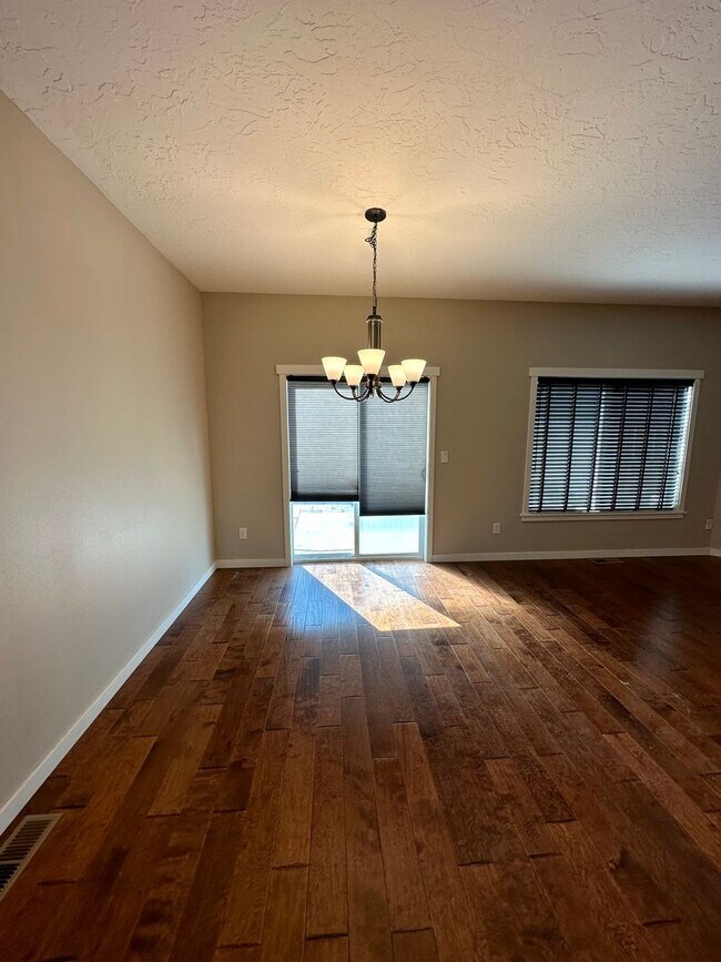 Building Photo - 3 Bedroom Townhome